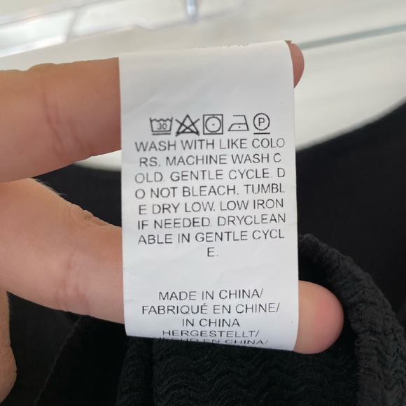 TIGHT CROPPED BLACK BLOUSE - Picture 5 of 5